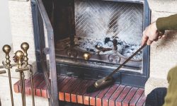 Comment bien nettoyer une cheminée ou un poêle à bois ?