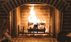 Comment allumer un feu de bois dans une cheminée ?