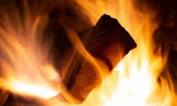 Comment faire durer un feu de cheminée ou poêle toute la nuit ?
