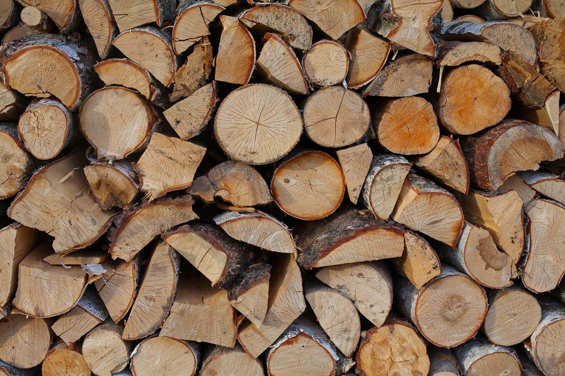Faut-il bâcher son bois de chauffage ?
